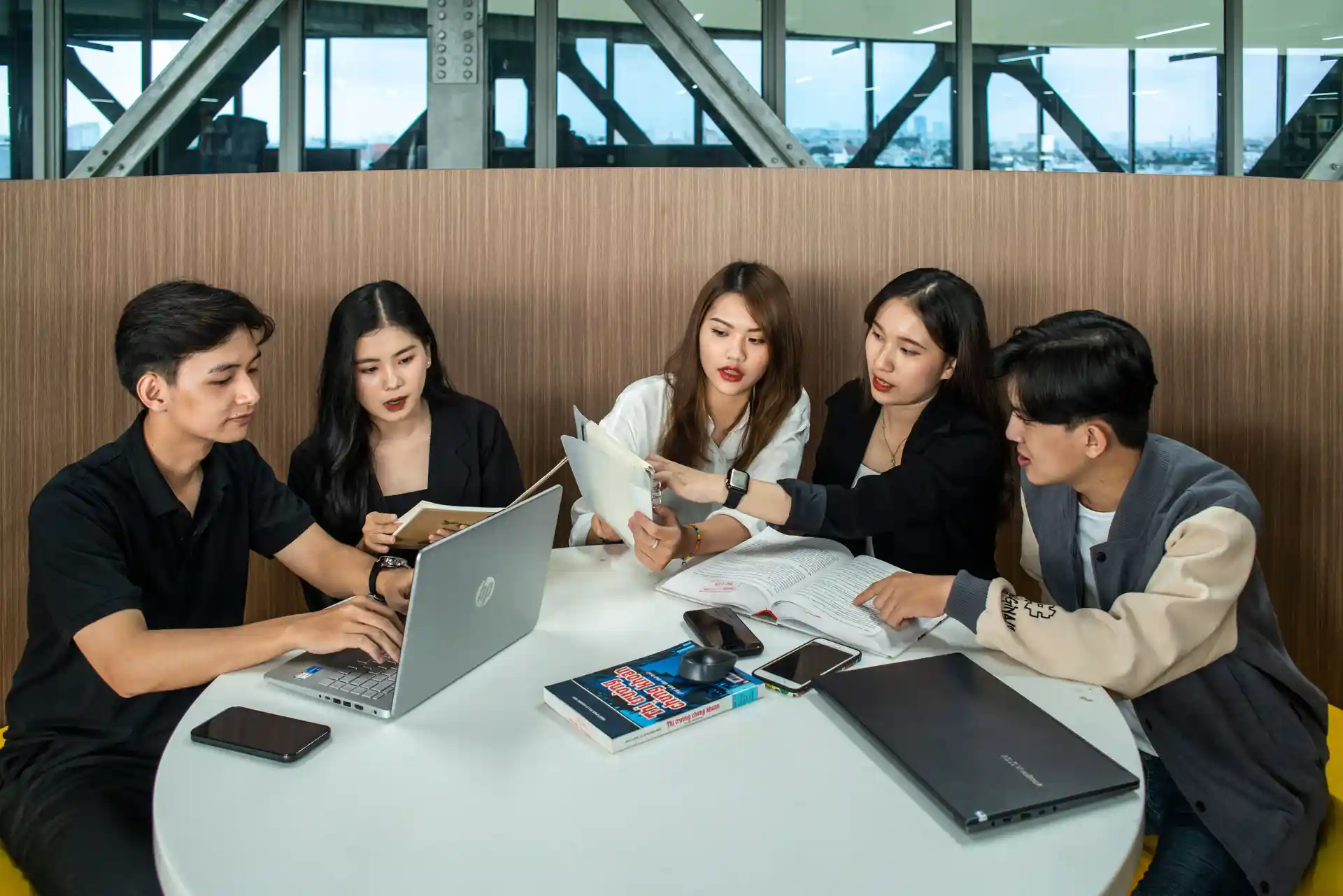 Chương trình toàn diện giúp hình thành và đẩy mạnh tư duy nghiên cứu ở người học, trang bị các kỹ năng hữu ích để phát triển sự nghiệp tương lai.